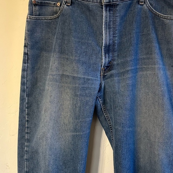 Levi’s 550 Classic Relaxed Fit Medium Wash Blue Jeans Sz W 44 L 30 - Picture 4 of 13